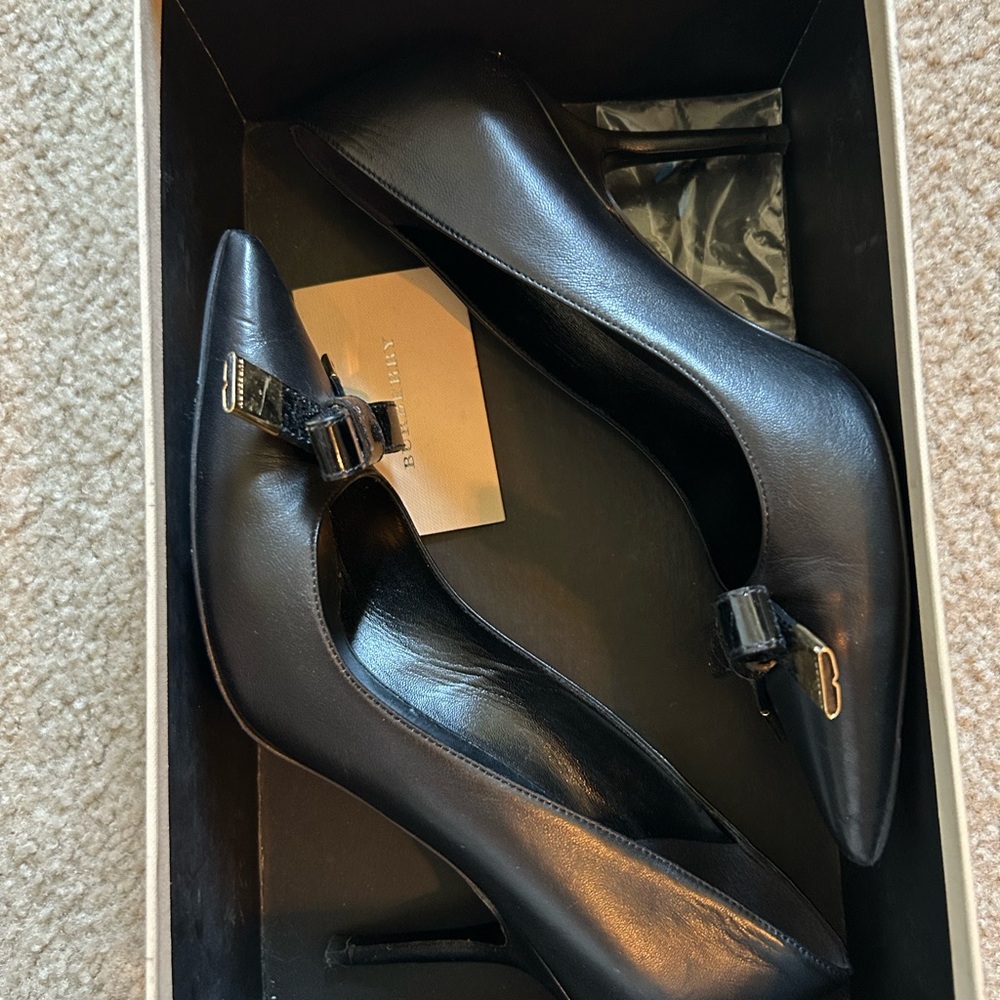Burberry Black Pointed Leather Pumps with Gold Trim Bow - Picture 6 of 7